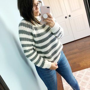 🐢IVY & MAIN grey and white striped sweater